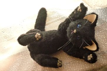 黒猫ばんざいポーズ