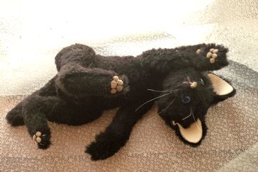 黒猫寝転ぶ